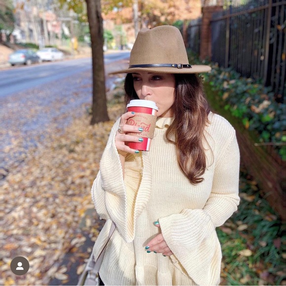 Turtleneck cream sweater - Picture 2 of 2